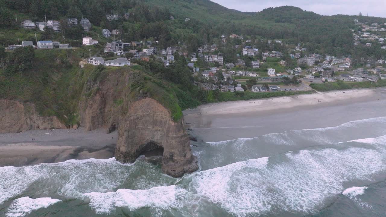 sol poniéndose sobre el océano, proyectando un brillo dorado sobre las olas