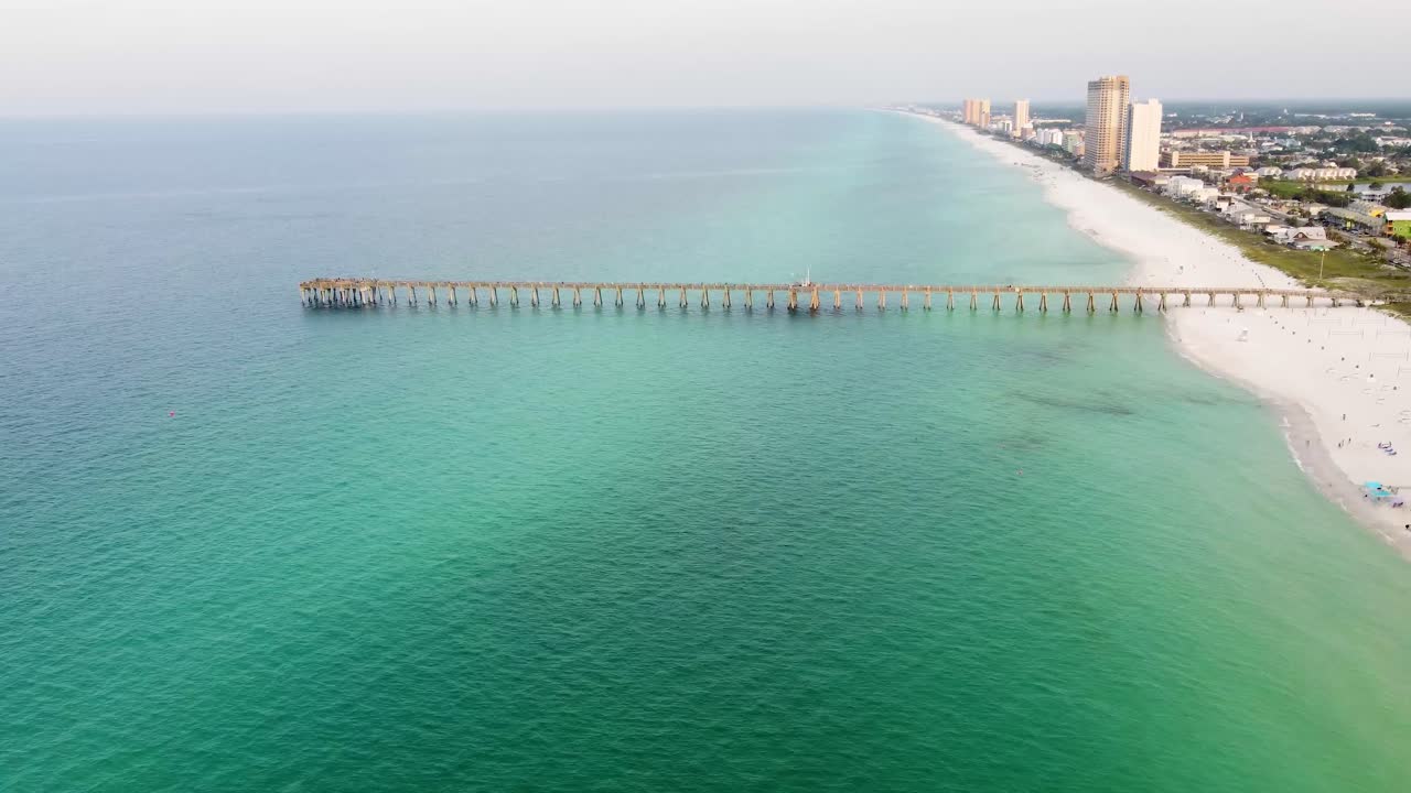 Veduta aerea del molo di Panama City Beach a Pier Park sul Golfo del Messico con acqua blu turchese e verde