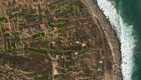 atracción turística única calhau das achadas durante la puesta de sol dorada en madeira