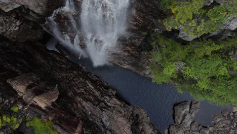 Imágenes-Descendentes-De-La-Cascada-Juvefossen