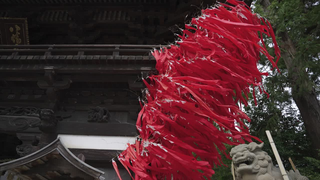 serpentinas rojas de las celebraciones de sagicho matsuri en el santuario de hachiman, soplando en el viento