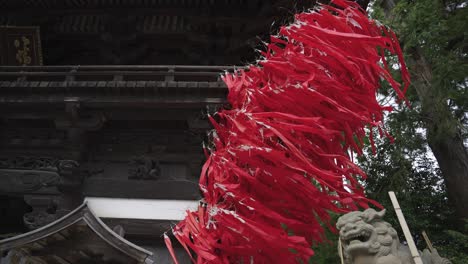 serpentinas rojas de las celebraciones de sagicho matsuri en el santuario de hachiman, soplando en el viento