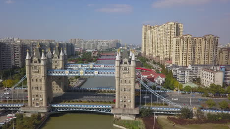 Sonnige-Rückzugsorte-Aus-Der-Luft-Von-Der-Nachbildung-Der-Tower-Bridge-Am-Suzhou-China-Kanal