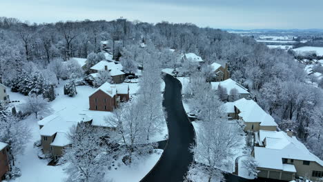 Amerikanische-Häuser-Im-Winterschnee