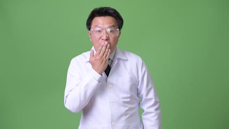 보호 안경을 쓴 성숙한 일본인 남자 의사
