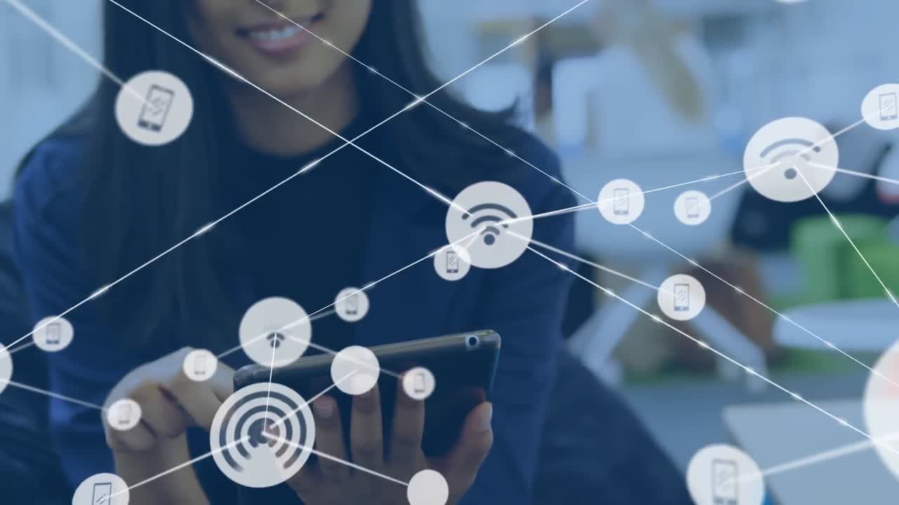 animación de una red de iconos digitales contra la sección media de una mujer de negocios que usa una tableta en la oficina