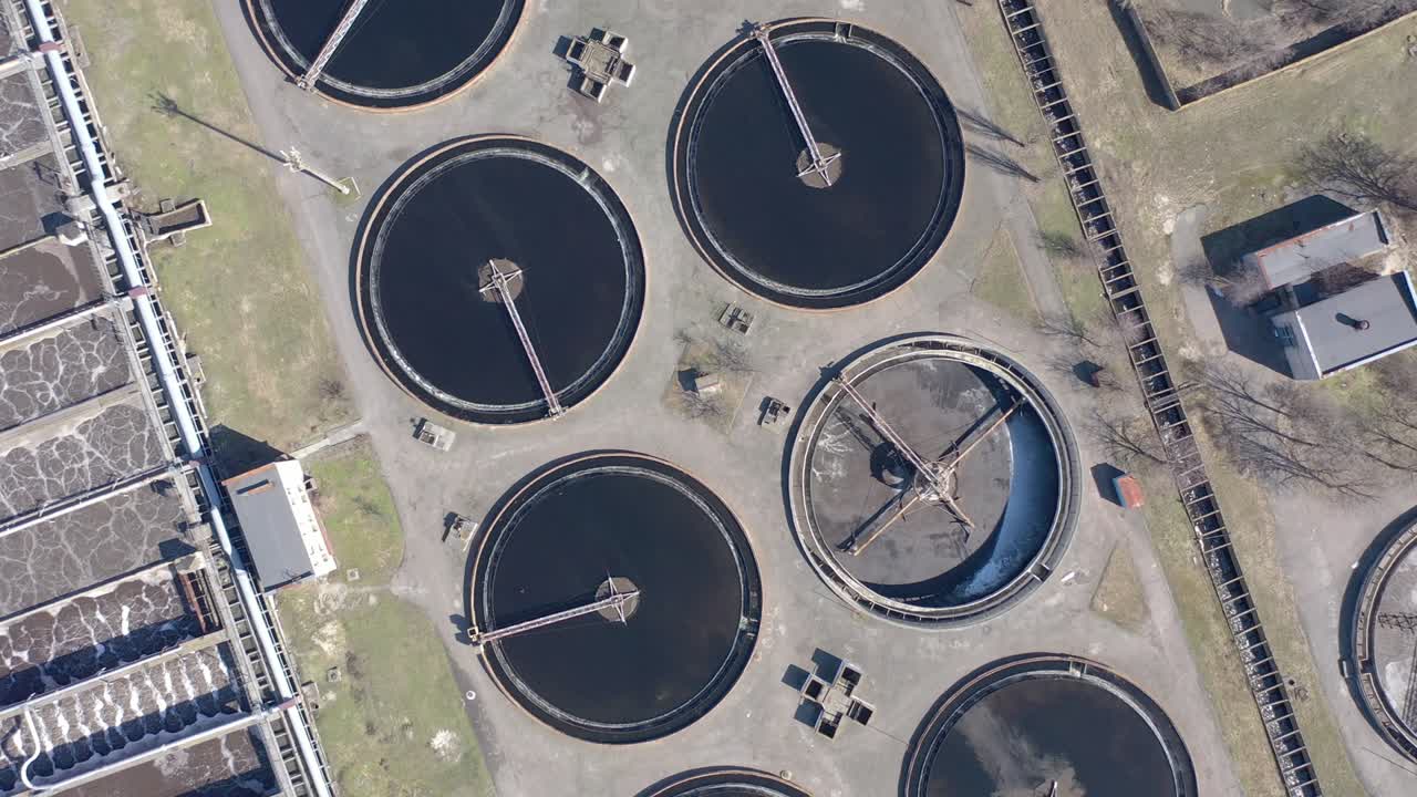 planta de aguas residuales, vista aérea. limpieza, purificación y filtración de las aguas residuales