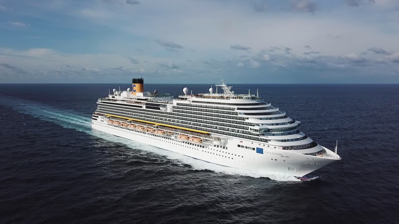 바다에서 크루즈 선박