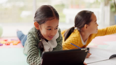 Trabajo-A-Domicilio,-Niños-Aprendiendo-Con-Tableta