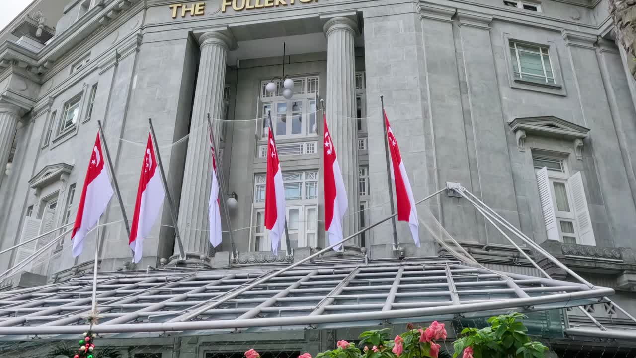 대형 신고전주의 전면에 발이 흔들리고 있습니다.