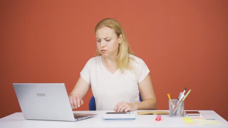 Die-Frau,-Die-Wütend-Wurde-über-Das,-Was-Sie-Auf-Dem-Laptop-Sah.