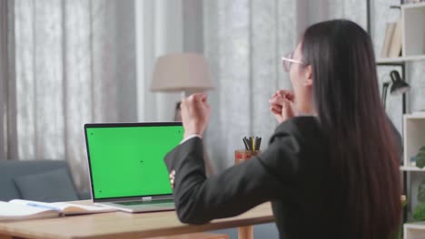 가상 회의를 열고 있는 여성