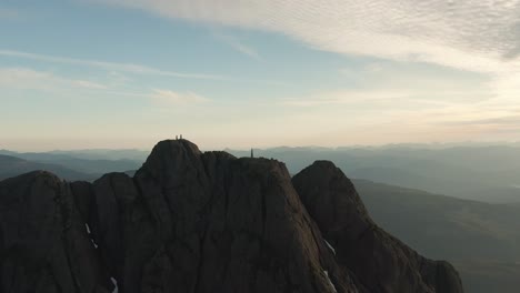 Hermosa-Vista-Aérea-Del-Paisaje-Montañoso-Canadiense-Durante-Una-Vibrante-Puesta-De-Sol-De-Verano