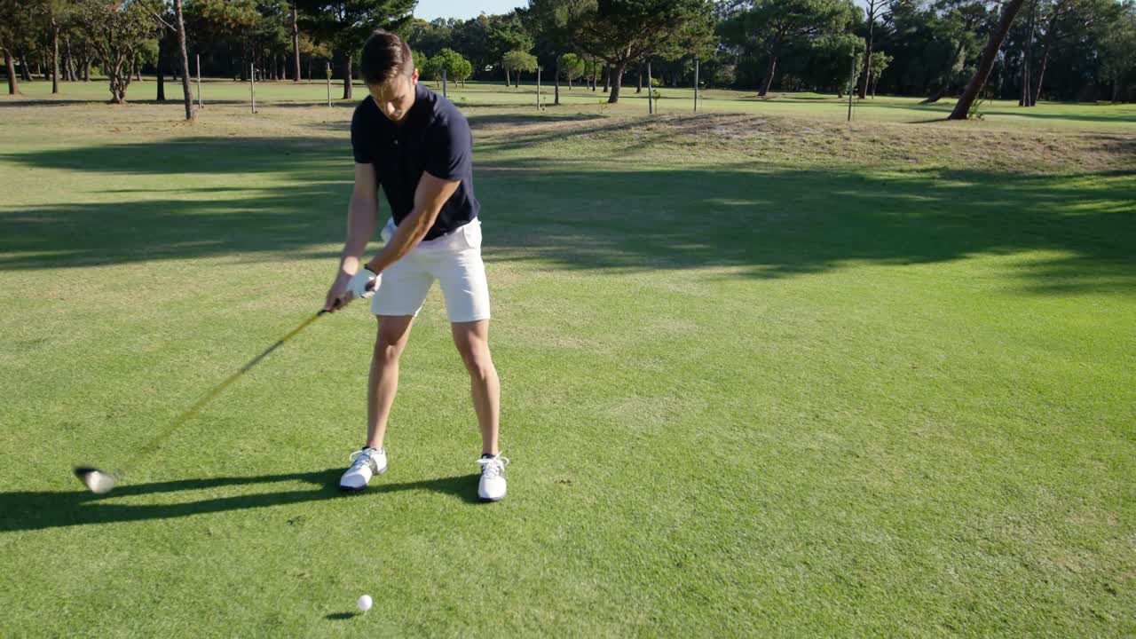 Golfista che gioca a golf