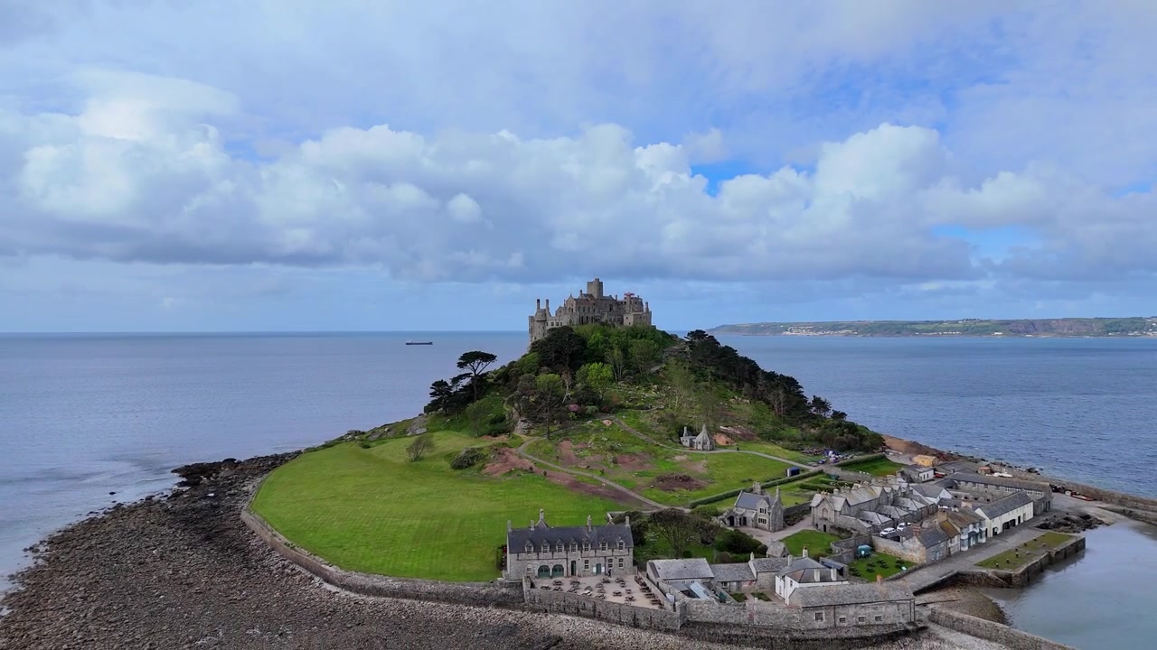 Splendide riprese aeree in 4K con allontanamento e rivelazione di St Michael's Mount, circondato da acque turchesi e dalla costa mozzafiato della Cornovaglia.