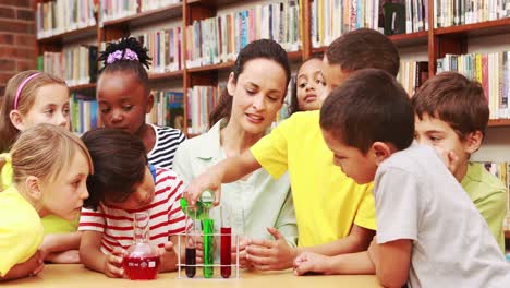 alumnos y profesores que hacen ciencias en la biblioteca