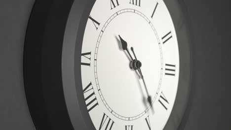 reloj latino en el lapso de tiempo en la pared gris oscuro