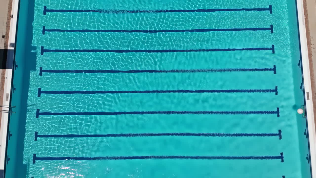 Pemandangan udara kolam renang biru kosong dengan lintasan