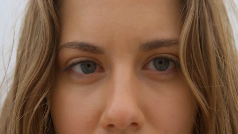 primer plano de una mujer caucásica de pie en la playa 4k