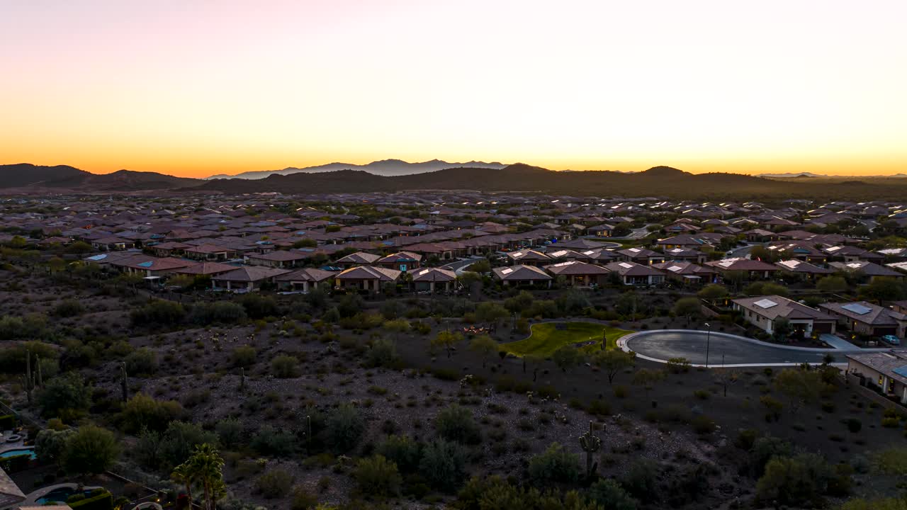 애리조나 주 비스탄시아 교외 지역의 놀라운 공중 저속 촬영으로 낮부터 밤까지