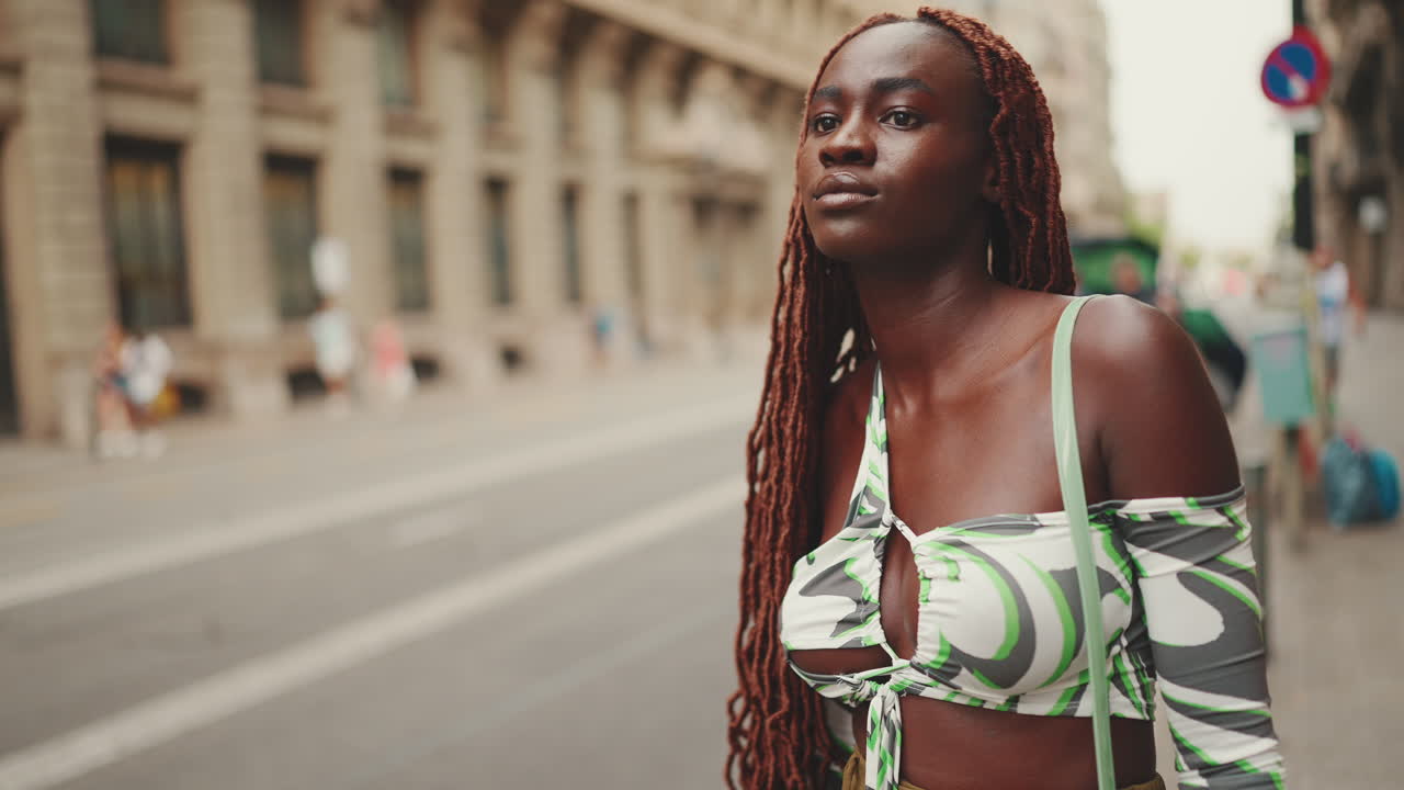 Donna elegante in un ambiente urbano