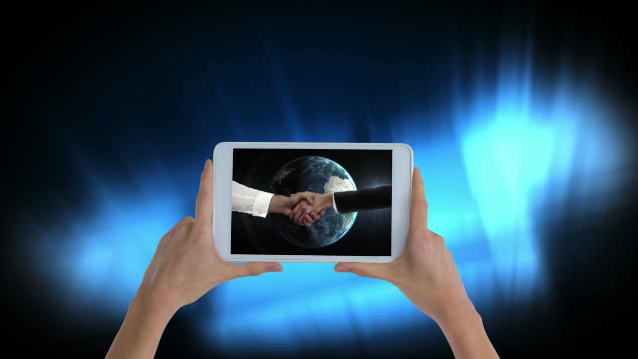 tabletas con manos que muestran un video de apretón de manos