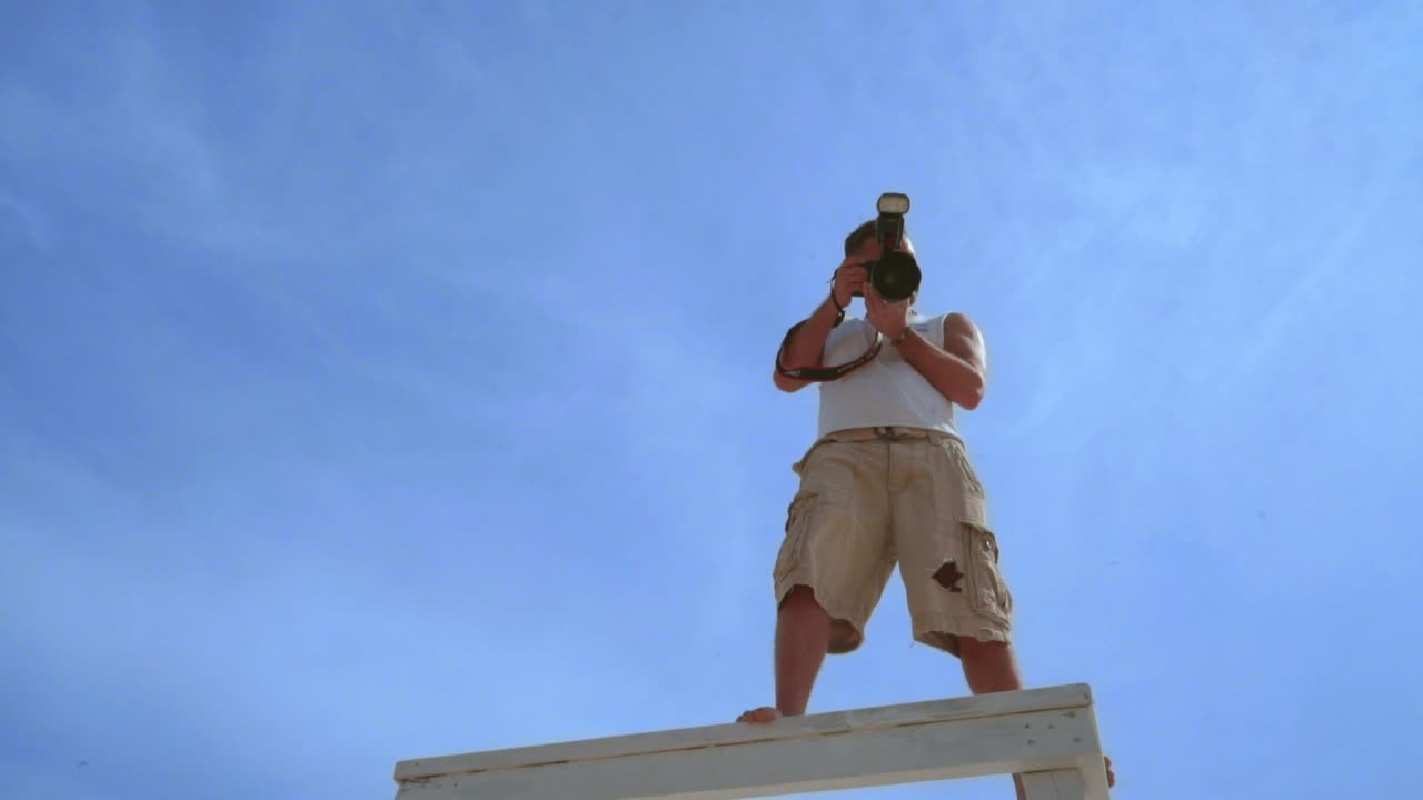 hombre tomando fotos con una cámara fotográfica profesional. fotógrafo tomando fotos