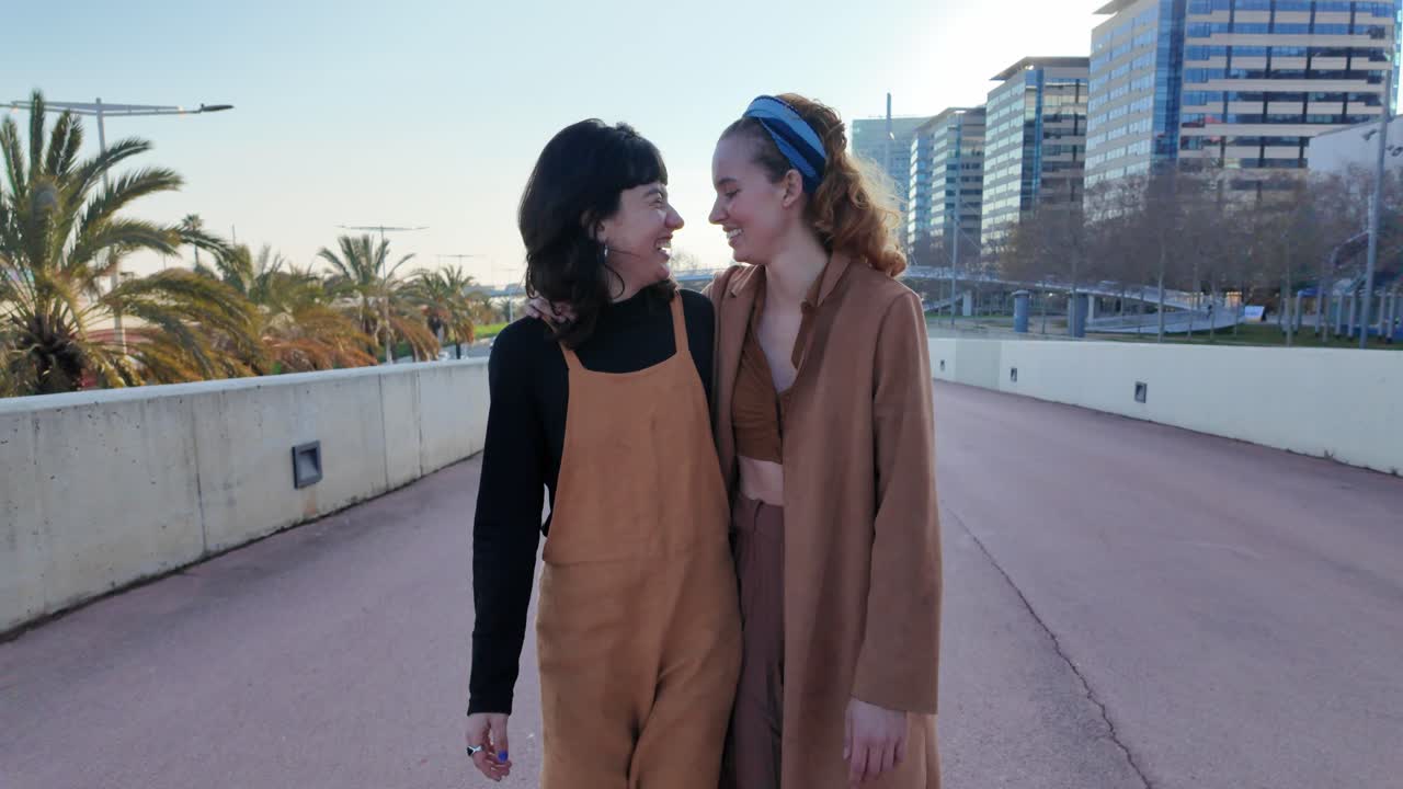 dos mujeres caminando por la ciudad