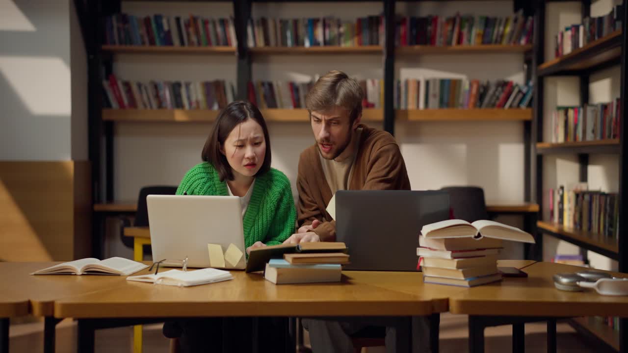 estudiantes que estudian en una biblioteca