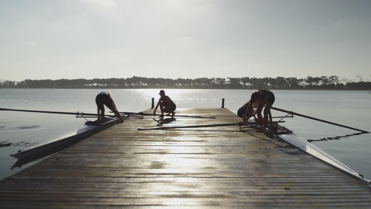 Squadra di canottaggio femminile in allenamento su un fiume.