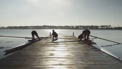 equipo de remo femenino entrenando en un río