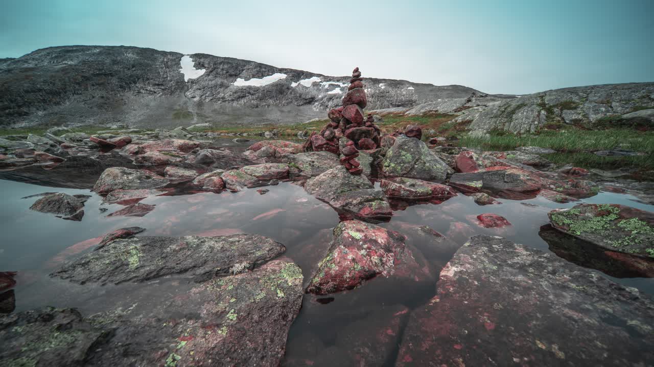 misteriosos cairns de piedra en la orilla del estanque poco profundo en la meseta montañosa