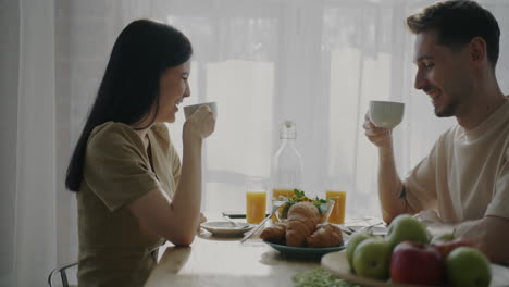 pareja disfrutando del desayuno juntos