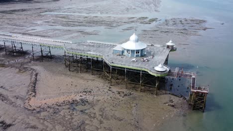 Bangor-Sea-Pier-North-Wales-Silver-Spire-Pavillon-Bei-Ebbe-Luftbild-Seitlich-Nach-Vorne-Umlaufbahn