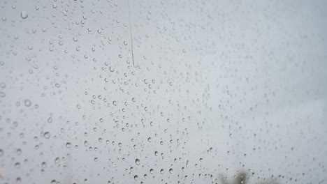 un detalle en cámara lenta de una vista estrecha de las fuertes gotas de lluvia