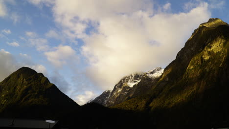 hermoso timelapse de la puesta del sol del pico mitre, montañas famosas en milford sound, fiordland, nueva zelanda