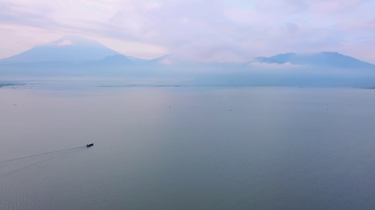 인도네시아 라와 페닝 호수를 건너는 전통 어선의 무인 항공기 보기