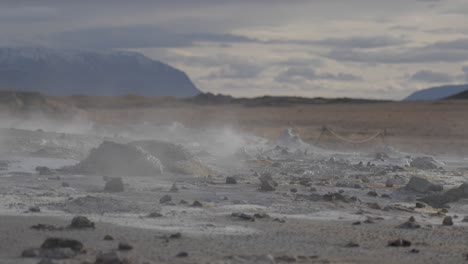 Toma-Desde-El-Suelo-De-Pequeños-Cráteres-Que-Liberan-Vapor-De-Los-Manantiales-Naturales-Que-Se-Encuentran-Debajo.