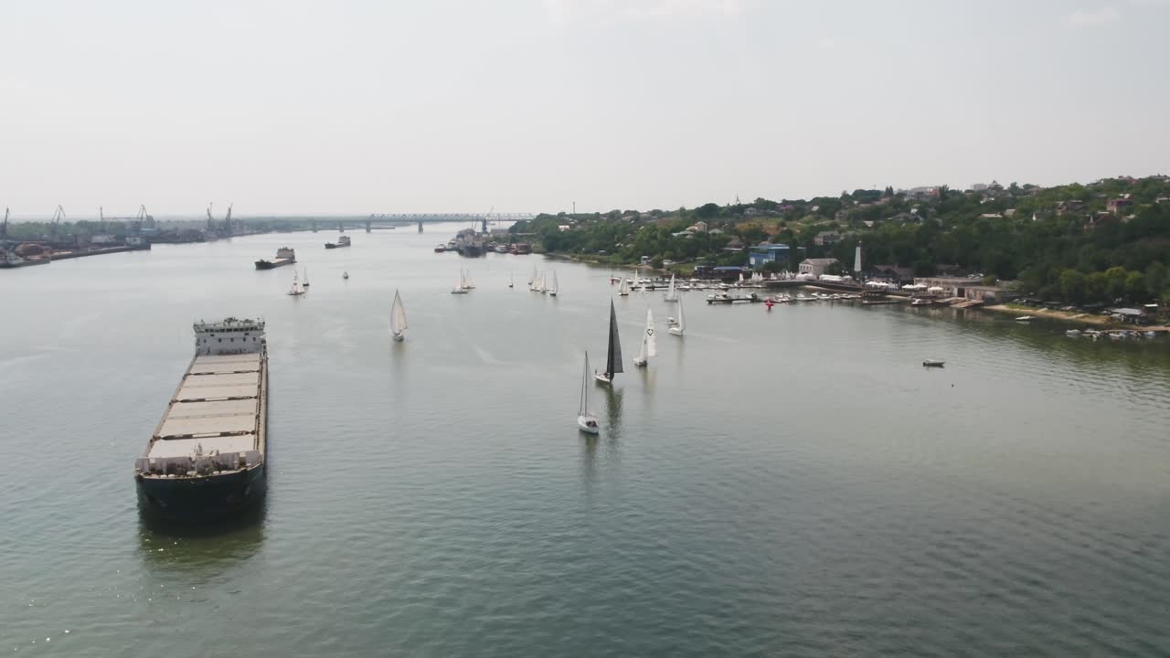 화물 선박 과 항해 보트 가 있는 강 장면