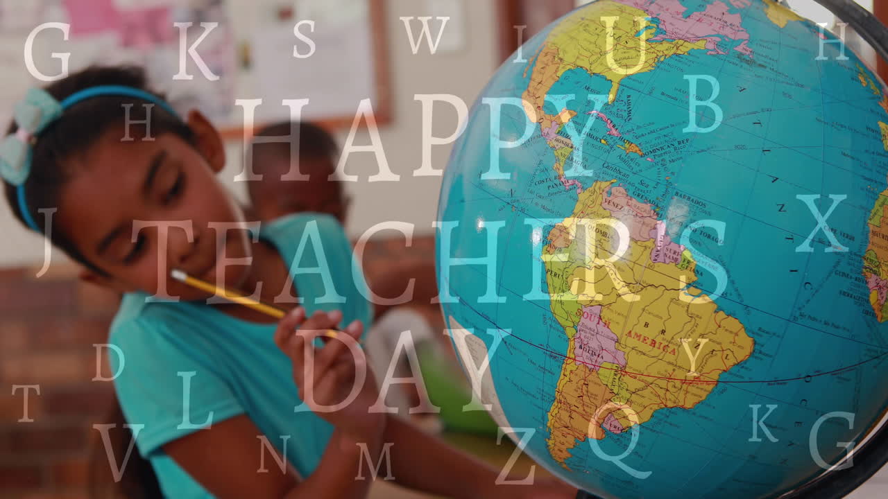 animación del banner de texto del feliz día del maestro sobre una niña biracial estudiando sobre el globo en la escuela