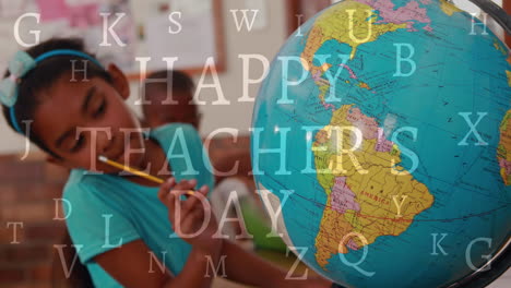animación del banner de texto del feliz día del maestro sobre una niña biracial estudiando sobre el globo en la escuela