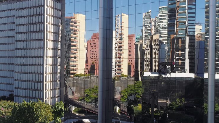 Vista aérea del edificio que refleja la Marginal Pinheiros, São Paulo, Brasil.