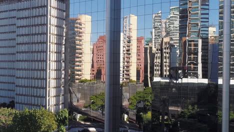 vista aérea del edificio que refleja el marginal de pinheiros, são paulo, brasil