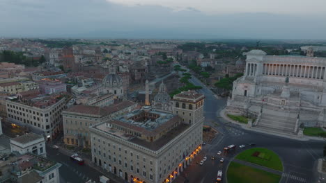 Los-Delanteros-Vuelan-Alrededor-Del-Majestuoso-Monumento-Vittoriano-Al-Atardecer.-Vista-Aérea-Del-Centro-Histórico-De-La-Ciudad,-Restos-De-Antiguos-Foros.-Roma,-Italia