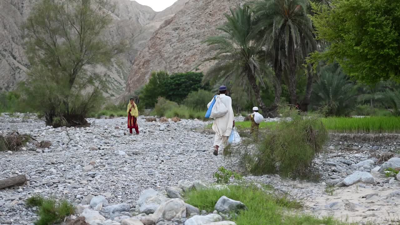 видео, на котором мужчина собирает мешок из