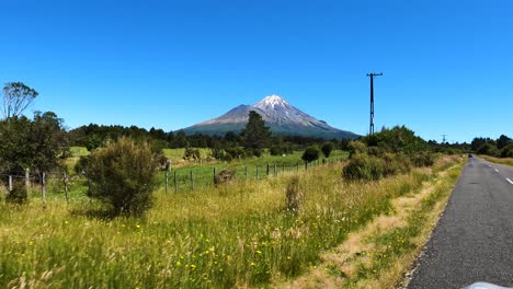 unidad de carretera rural en un día soleado en taranaki, nueva zelanda - punto de vista