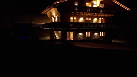 Wunderschöner-Dolly-Aus-Chalet-Mit-Whirlpool-Und-Brennenden-Lampen-In-Der-Nacht