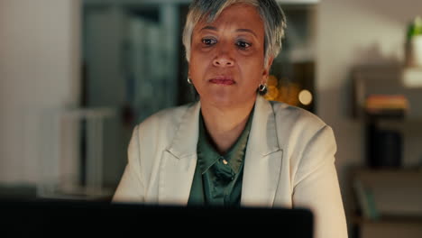mujer pensante, oficina nocturna