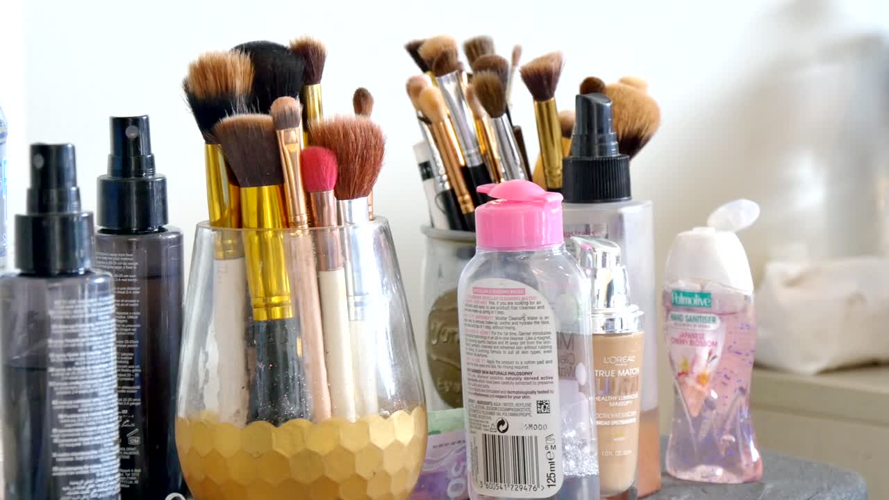 foto de novia maquillándose - lista antes de la boda