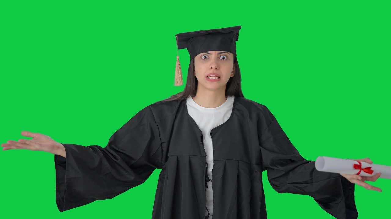 Ragazza indiana laureata arrabbiata che si lamenta e urla Green screen